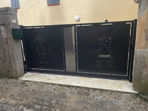Fabrication et la pose sur mesure de portails coulissants pour un établissement d'accueil d'enfants à Saint-Privé