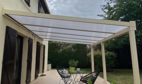 Pose de pergolas en aluminium avec toiture polycarbonate à Perrigny